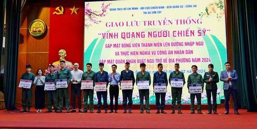 Thị xã Sơn Tây tổ chức gặp mặt, tặng quà thanh niên lên đường nhập ngũ năm 2024