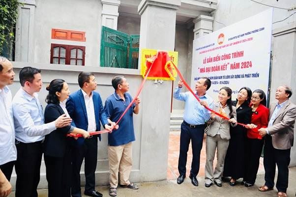 Quận Nam Từ Liêm gắn biển công trình chào mừng kỷ niệm 10 năm Ngày thành lập quận, chào mừng Đại hội MTTQ Việt Nam các cấp nhiệm kỳ 2024 - 2029