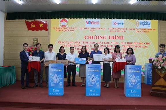 Uỷ ban MTTQ Việt Nam huyện Quốc Oai phối hợp tặng quà cho tập thể và học sinh các trường học 2 xã dân tộc của huyện