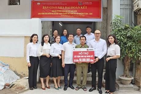 Thị xã Sơn Tây: Bàn giao nhà đại đoàn kết tại phường Ngô Quyền và phường Phú Thịnh