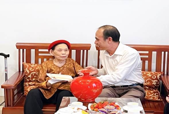 Chủ tịch Uỷ ban MTTQ Việt Nam huyện Thanh Trì Nguyễn Huy Chương thăm, tặng quà chiến sĩ Điện Biên, dân công hỏa tuyến