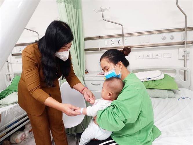 Chủ tịch Ủy ban Mặt trận Tổ quốc TP Hà Nội Nguyễn Lan Hương thăm các cháu bé bị tiêm nhầm đang theo dõi tại Bệnh viện Đa khoa Xanh Pôn