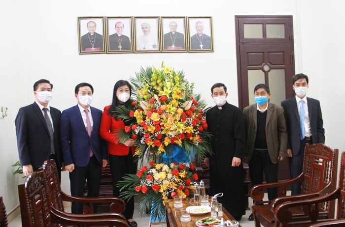 Chủ tịch Ủy ban MTTQ Việt Nam TP Nguyễn Lan Hương chúc mừng Giáng sinh và tặng quà hộ công giáo hoàn cảnh khó khăn thị xã Sơn Tây