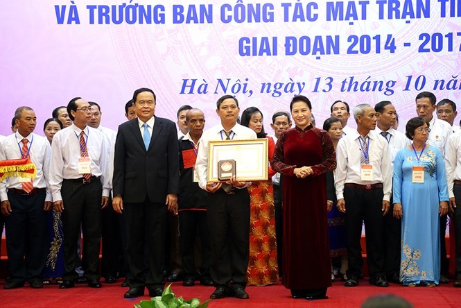 Chủ tịch Quốc hội Nguyễn Thị Kim Ngân, Chủ tịch UBTƯ MTTQ Việt Nam Trần Thanh Mẫn trao Bằng khen cho các cán bộ Mặt trận được biểu dương.