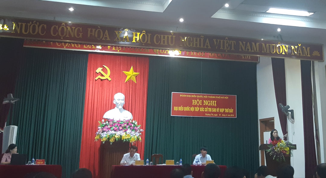 Bà Trần Thị Phương Hoa báo cáo với cử tri về kết quả kỳ họp của Quốc hội