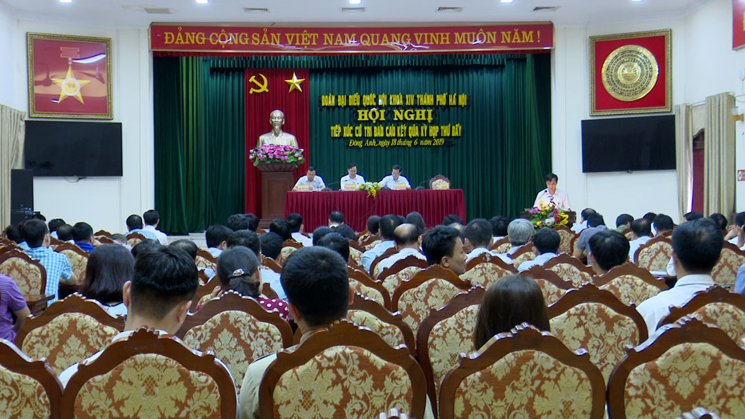 Đ/c Đỗ Ngọc Bích - UVTV, Chủ tịch UB MTTQ Việt Nam huyện (Đứng tại bục phát biểu) chủ trì hội nghị