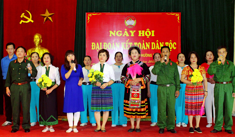 Nhân dân phường Thanh Trì (quận Hoàng Mai, Hà Nội) múa hát mừng Ngày hội Đại đoàn kết toàn dân tộc.