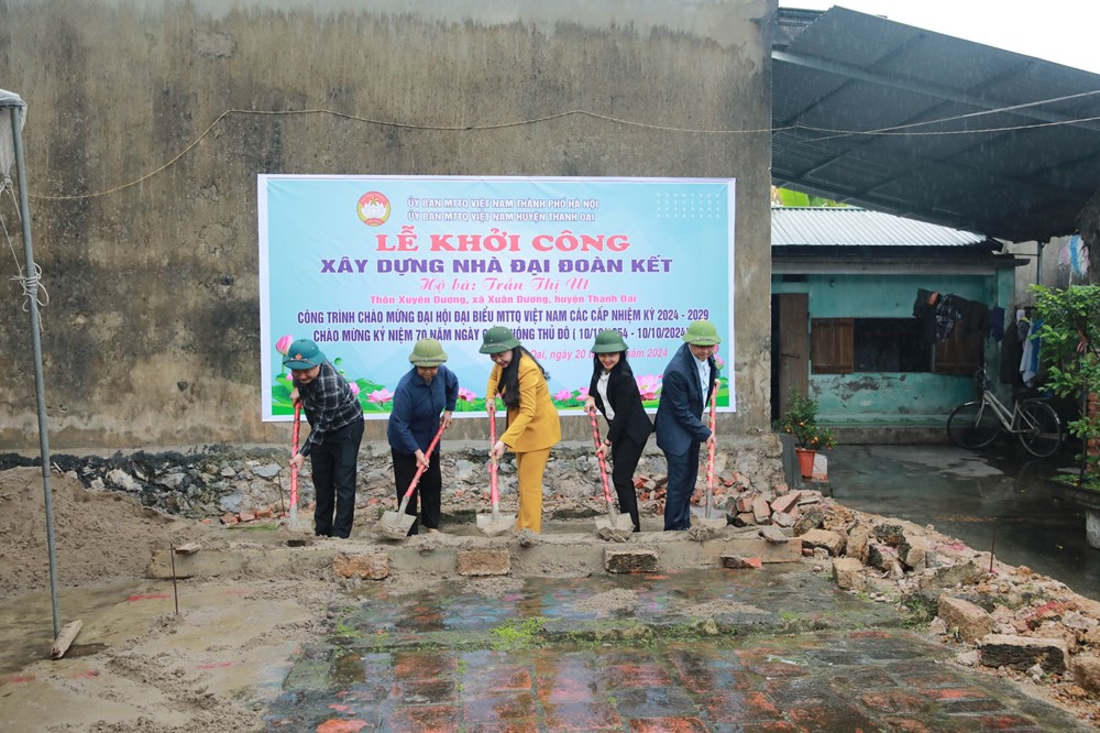 Ủy ban MTTQ Việt Nam Thành phố Hà Nội trao tặng kinh phí  và khởi công xây dựng Nhà đại đoàn kết - ảnh 2