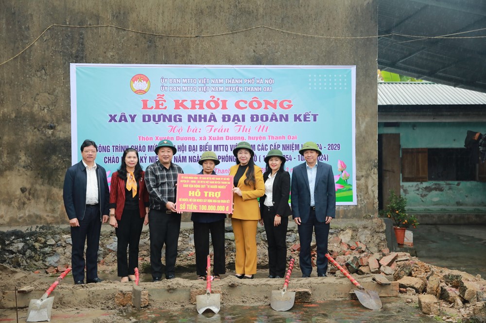 Ủy ban MTTQ Việt Nam Thành phố Hà Nội trao tặng kinh phí  và khởi công xây dựng Nhà đại đoàn kết - ảnh 1
