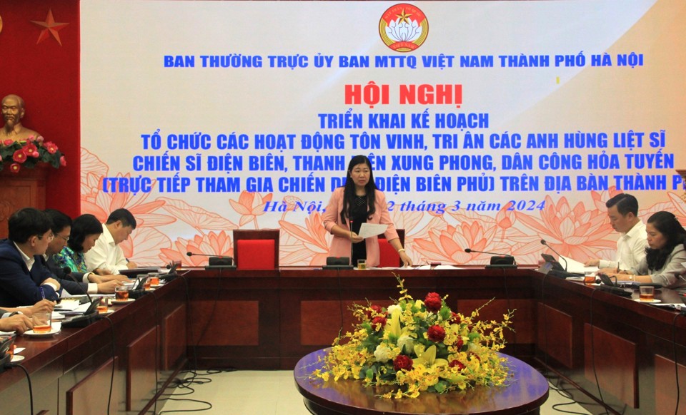 Chủ tịch Ủy ban Mặt trận Tổ quốc Việt Nam TP H&agrave; Nội Nguyễn Lan Hương chủ tr&igrave; Hội nghị