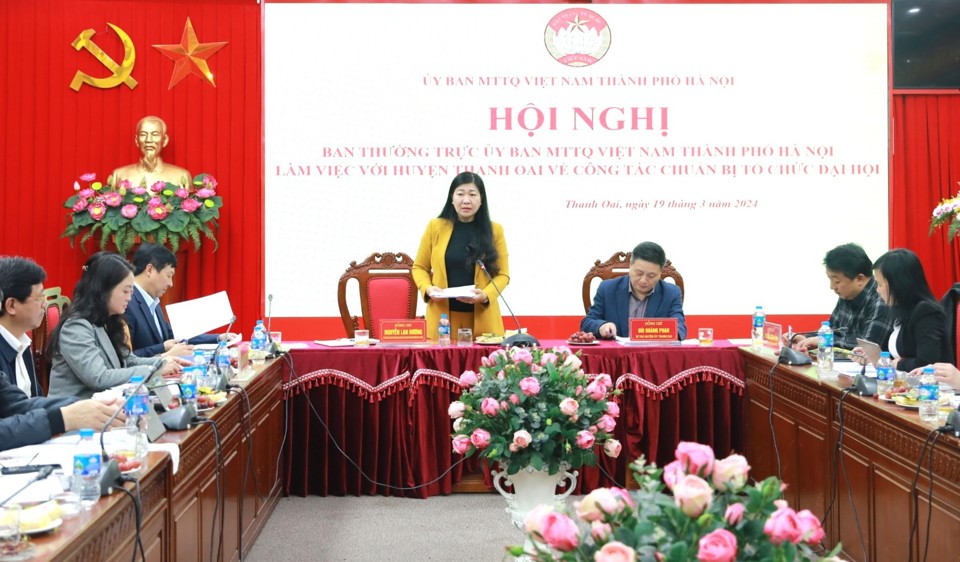 Chủ tịch Ủy ban Mặt trận Tổ quốc Việt Nam TP H&agrave; Nội Nguyễn Lan Hương chủ tr&igrave; l&agrave;m việc&nbsp;