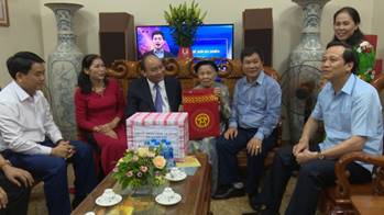 Thủ tướng cùng đoàn công tác trao quà cho Mẹ Việt Nam Anh hùng Nguyễn Thị Tẹo
