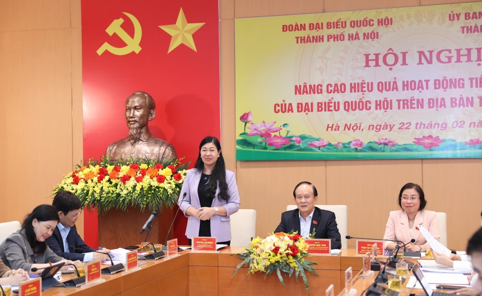 Chủ tịch Ủy ban MTTQ Việt Nam TP H&agrave; Nội Nguyễn Lan Hương điều h&agrave;nh thảo luận tại hội nghị