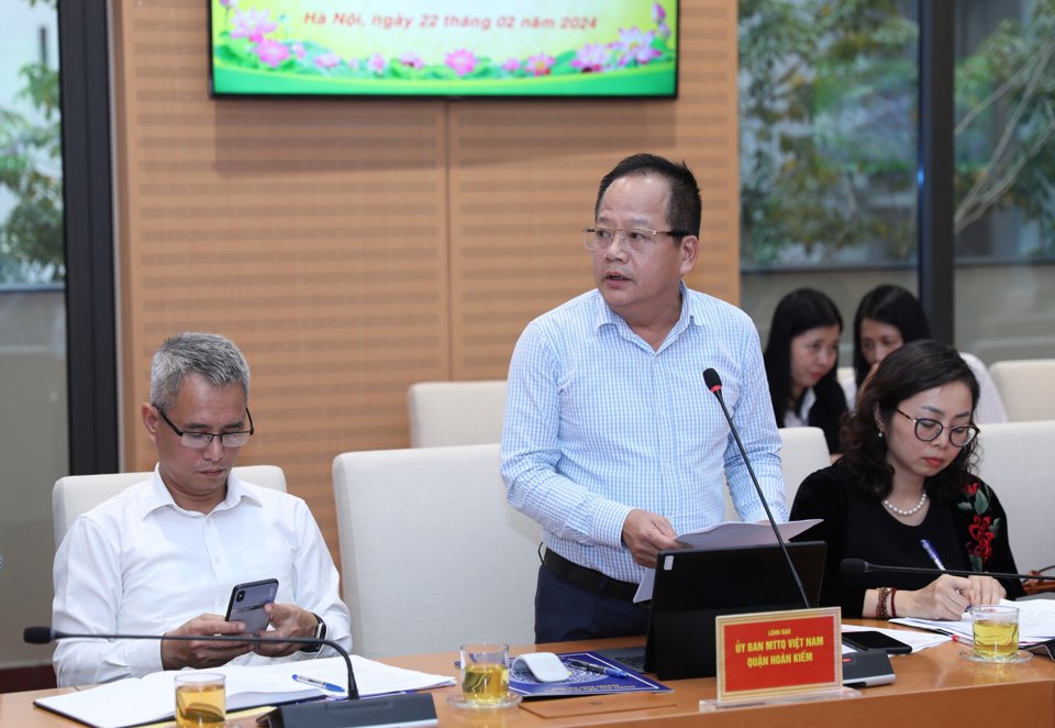 Chủ tịch Ủy ban MTTQ Việt Nam quận Ho&agrave;n Kiếm L&ecirc; Hồng Ph&uacute; n&ecirc;u &yacute; kiến tại hội nghị