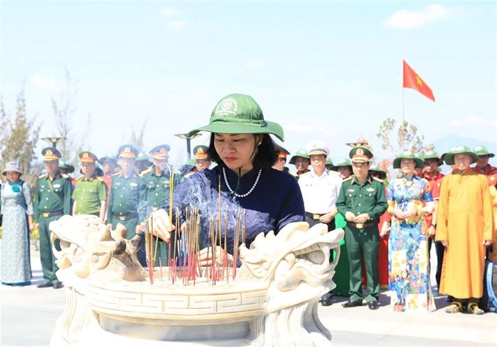 Đoàn công tác thành phố Hà Nội dâng hương tưởng niệm các anh hùng, liệt sĩ tại Cam Ranh