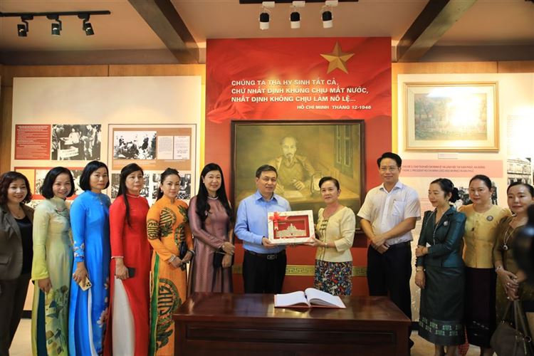 Chủ tịch Ủy ban MTTQ Việt Nam Thành phố cùng Phu nhân đồng chí Bí thư Thành ủy Viêng Chăn tham quan Làng Gốm Bát Tràng và Làng Lụa Vạn Phúc