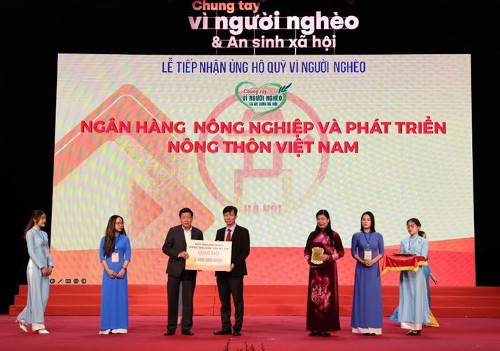 Agribank ủng hộ 2 tỷ đồng Quỹ “Vì người nghèo” và an sinh xã hội thành phố Hà Nội 