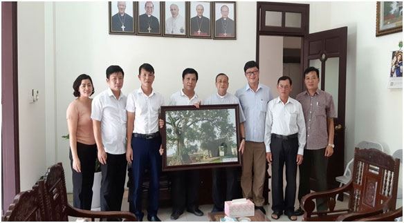 Thị ủy – UBND – UB MTTQ thị xã Sơn Tây Thăm hỏi, chúc mừng Linh mục Giáo xứ Sơn Lộc