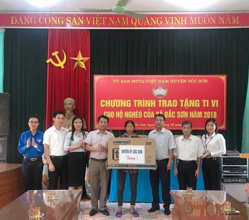 Ủy ban MTTQ Việt Nam huyện Sóc Sơn trao tặng tivi cho hộ nghèo của xã Bắc Sơn