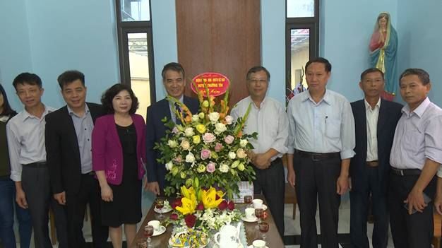 Lãnh đạo huyện Thường Tín thăm tặng quà Giáng Sinh tại các xứ họ đạo