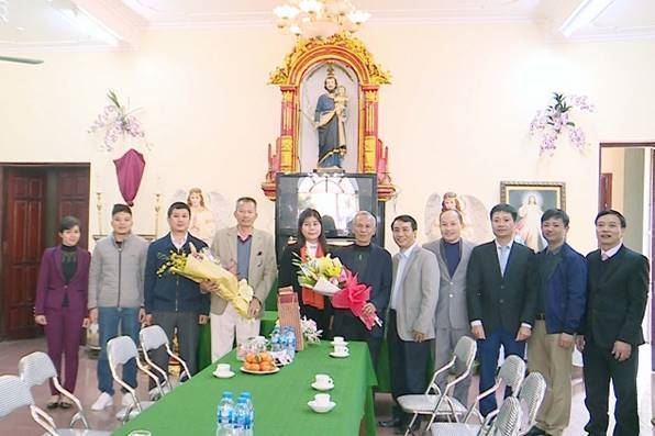 Lãnh đạo quận Hà Đông thăm, tặng quà các giáo xứ, giáo họ nhân dịp Giáng sinh 2018
