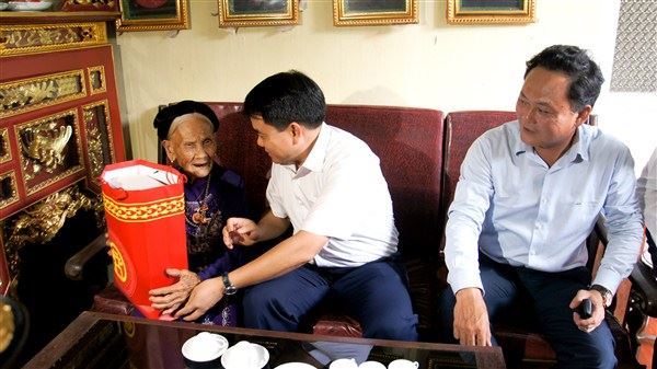 Đồng chí Chủ tịch UBND TP thăm và tặng quà các gia đình chính sách huyện Gia Lâm