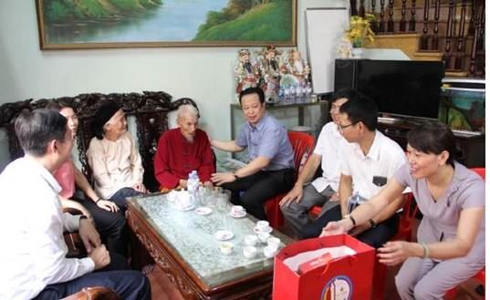 Chủ tịch UBND quận Bắc Từ Liêm thăm và tặng quà các gia đình chính sách tại phường Minh Khai và phường Phú Diễn