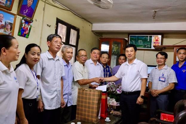 Lãnh đạo quận Hoàng Mai tổ chức thăm hỏi, tặng quà các gia đình chính sách, gia đình Thương binh Liệt sỹ trên địa bàn quận 
