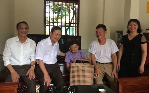      Các đồng chí lãnh đạo huyện Mê Linh đi thăm hỏi tặng quà Người có công, gia đình liệt sỹ nhân dịp kỷ niệm 72 năm Ngày Thương binh – Liệt sỹ