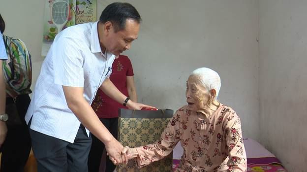 Đông Anh tổ chức thăm hỏi, tặng quà Mẹ Việt Nam anh hùng, thương bệnh binh nặng nhân kỷ niệm 72 năm ngày Thương binh, liệt sỹ  (27/7/1947 - 27/7/2019)