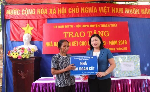 Ủy ban MTTQ Việt Nam huyện Thạch Thất trao tặng nhà Đại đoàn kết cho hộ nghèo