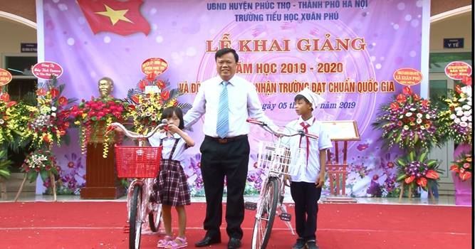 MTTQ Việt Nam huyện Phúc Thọ hỗ trợ học sinh là con em hộ nghèo có hoàn cảnh đặc biệt khó khăn, dịp khai giảng năm học mới