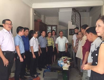 Quận Thanh Xuân thăm hỏi, động viên và hỗ trợ các gia đình bị ảnh hưởng do vụ cháy Công ty Cổ phần Bóng đèn phích nước Rạng Đông