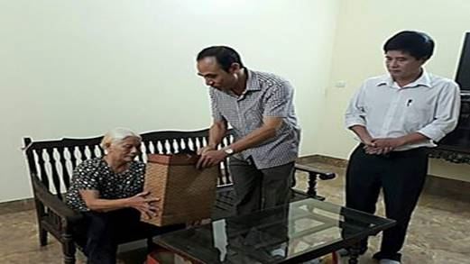 Huyện Thanh Trì đi thăm, tặng quà các cụ cao tuổi có hoàn cảnh khó khăn nhân tháng hành động vì người cao tuổi Việt Nam