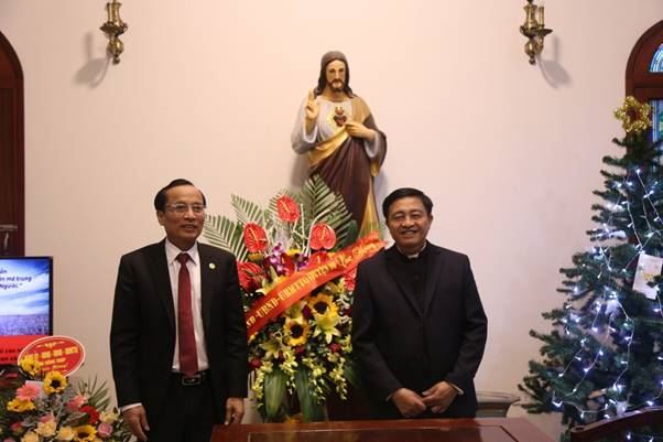 Lãnh đạo huyện thăm, tặng quà chúc mừng giáo xứ và các giáo họ trên địa bàn nhân dịp Lễ Giáng sinh năm 2019