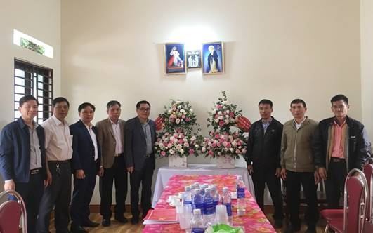 Lãnh đạo huyện Mê Linh thăm, tặng quà đồng bào Công giáo nhân dịp Lễ Giáng sinh năm 2019.