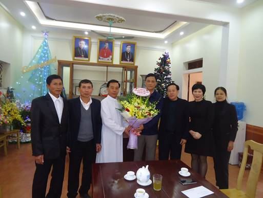 Ủy ban MTTQ Việt Nam huyện Mê Linh thăm và tặng quà đồng bào Công giáo nhân dịp Giáng sinh năm 2019.