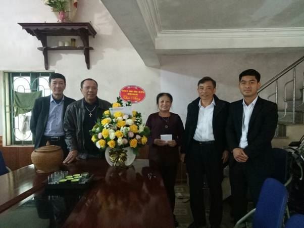 Ủy ban MTTQ Việt Nam huyện Hoài Đức thăm, tặng quà Ban đoàn kết Công  giáo huyện