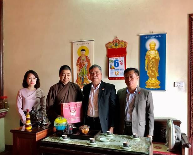 Quận Hoàng Mai thăm hỏi, tặng quà chúc tết Trưởng, Phó Ban trị sự Phật giáo quận và các ni trưởng cao niên 