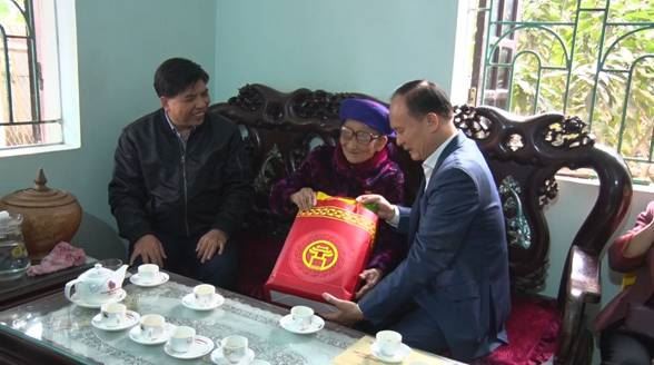 Phó Chủ tịch Thường trực HĐND TP Nguyễn Ngọc Tuấn thăm, tặng quà các gia đình chính sách huyện Quốc Oai 