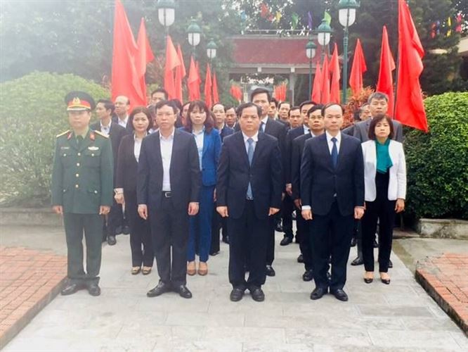Lãnh đạo quận Long Biên tổ chức viếng nghĩa trang liệt sĩ  Yên Viên, Kim Sơn.