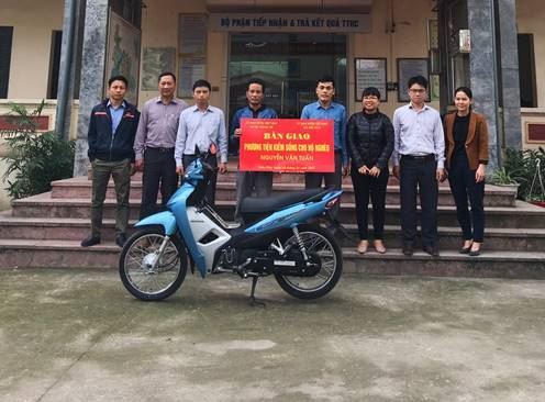 Ủy ban MTTQ Việt Nam huyện Thanh Trì tổ chức bàn giao phương tiện làm ăn giúp đỡ hộ nghèo