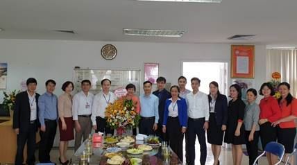 Lãnh đạo Quận Long Biên thăm và chúc mừng các đơn vị y tế trên địa bàn quận nhân Ngày Thầy thuốc Việt Nam