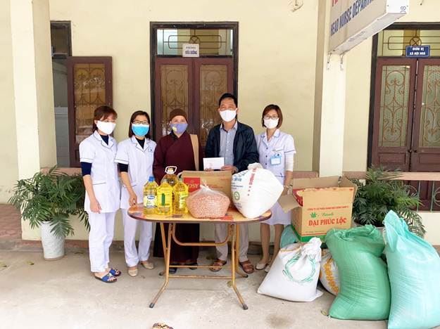 Ni sư Thích Đàm Thuận – Phó ban trị sự Hội Phật giáo huyện Hoài Đức hỗ trợ người đang cách ly tại bệnh viện huyện