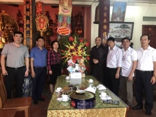 Quận Long Biên thăm, tặng quà Ban trị sự Giáo hội phật giáo quận nhân dịp Đại lễ Phật đản Phật lịch 2564