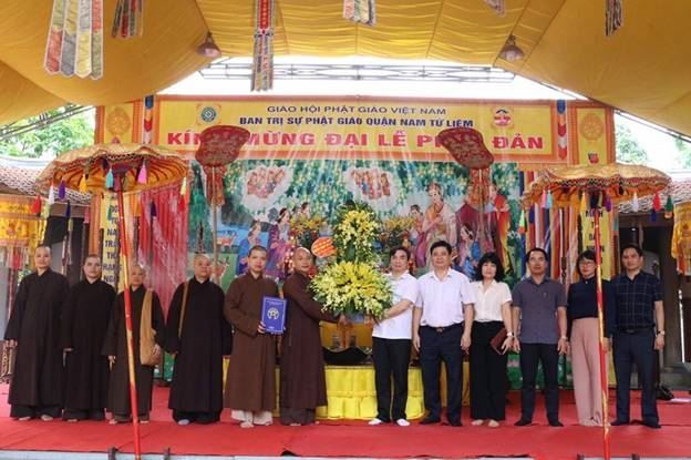 Quận Nam Từ Liêm tổ chức đoàn thăm, chúc mừng Ban Trị sự giáo hội Phật giáo Việt Nam quận nhân dịp Đại lễ Phật đản
