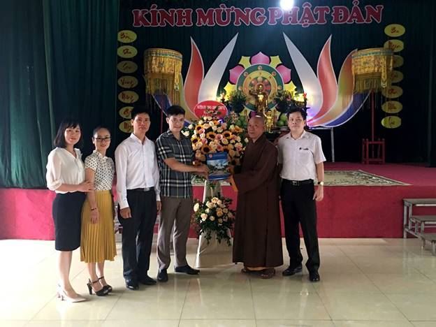 Đông Anh thăm, tặng quà Ban trị sự Giáo hội Phật giáo huyện nhân dịp Đại lễ Phật đản Phật lịch 2564