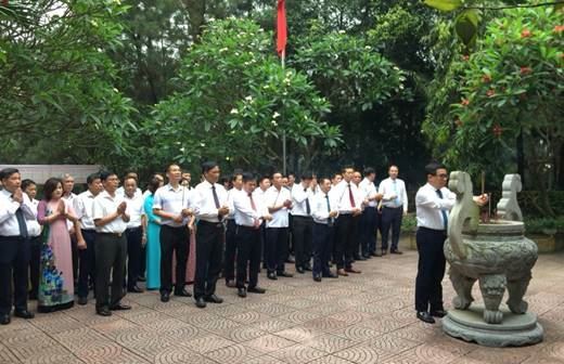 Huyện Mê Linh tổ chức Lễ dâng hương tưởng niệm Chủ tịch Hồ Chí Minh nhân dịp kỷ niệm 130 năm ngày sinh của Người.
