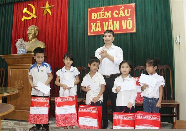 Chủ tịch Ủy ban MTTQ Việt Nam huyện Chương Mỹ thăm, tặng quà trẻ em tại xã Văn Võ 