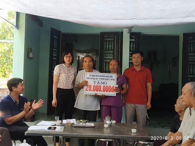 Trao tiền hỗ trợ tu sửa nhà ở cho hộ bà Nguyễn Thị Nhàn – thôn Minh Hòa 1, xã Minh Khai huyện Hoài Đức